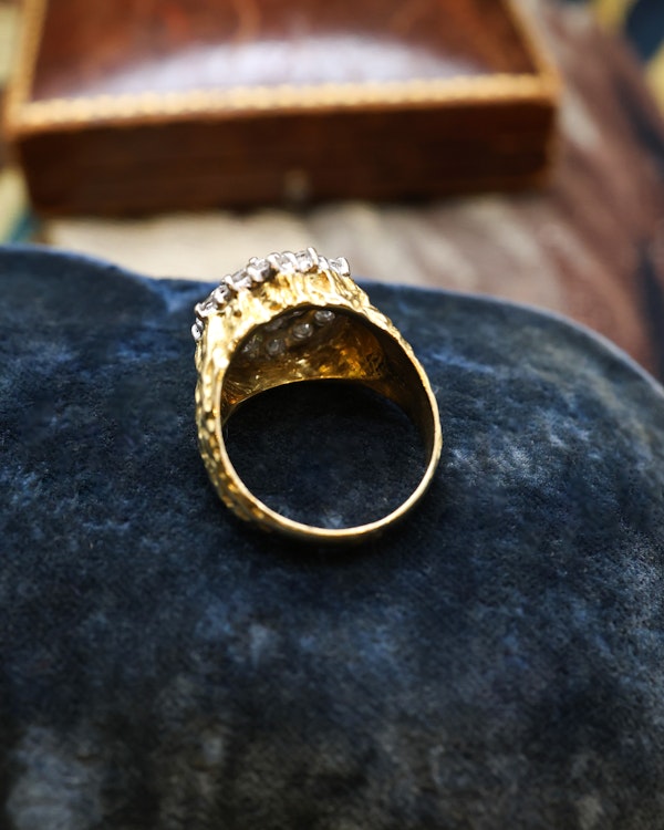 Downstairs at Grays: A Very Fine 18 Carat Yellow & White Gold (stamped), Diamond Cluster Ring, with an Abstract Bark Design to each Shoulder. Circa 1970. - image 3
