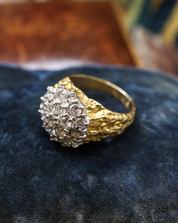 Downstairs at Grays: A Very Fine 18 Carat Yellow & White Gold (stamped), Diamond Cluster Ring, with an Abstract Bark Design to each Shoulder. Circa 1970. - image 1