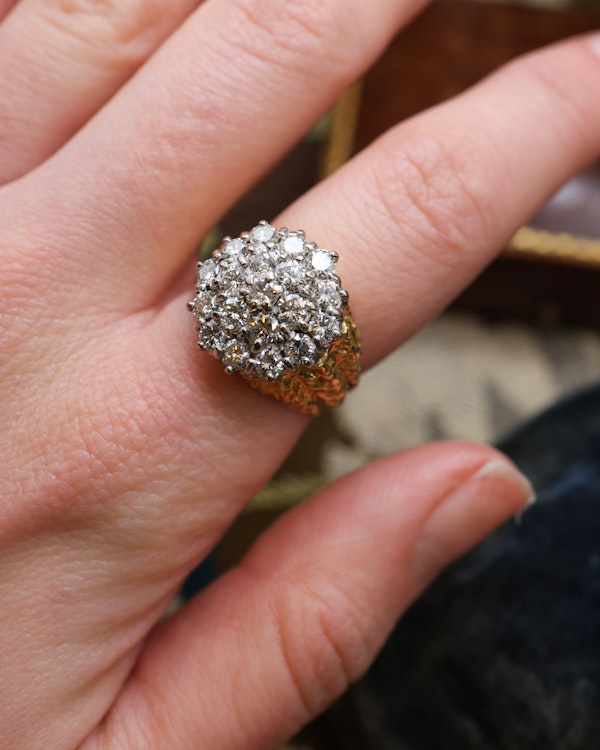 Downstairs at Grays: A Very Fine 18 Carat Yellow & White Gold (stamped), Diamond Cluster Ring, with an Abstract Bark Design to each Shoulder. Circa 1970. - image 2