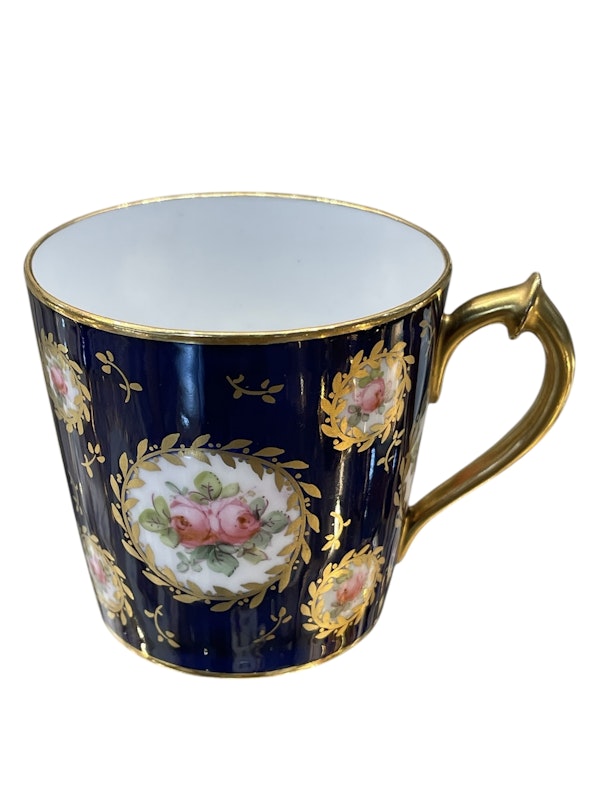Set of Royal Crown Derby coffee cans and saucers - image 4