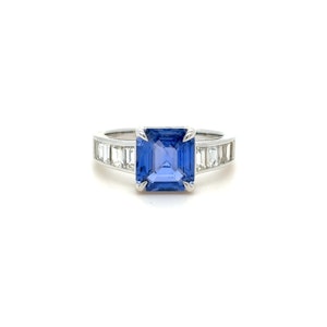 3.22ct Sapphire & baguette diamond Ring 18k white gold