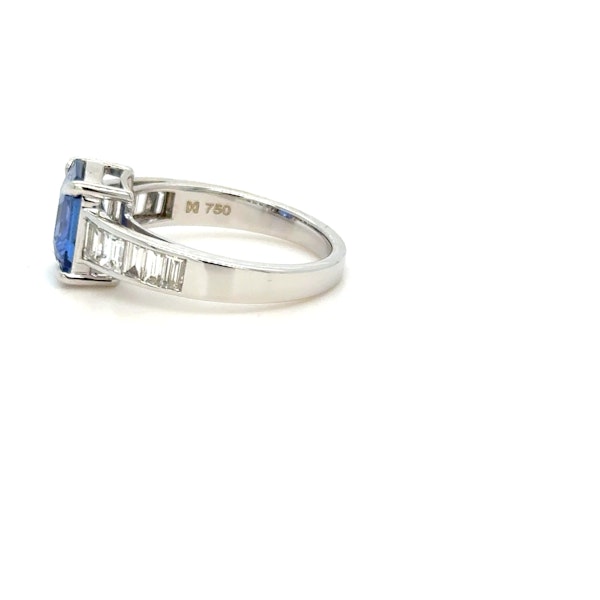3.22ct Sapphire & baguette diamond Ring 18k white gold - image 4