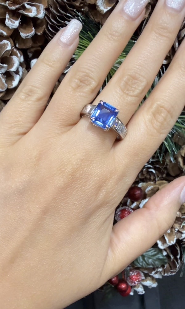 3.22ct Sapphire & baguette diamond Ring 18k white gold - image 2