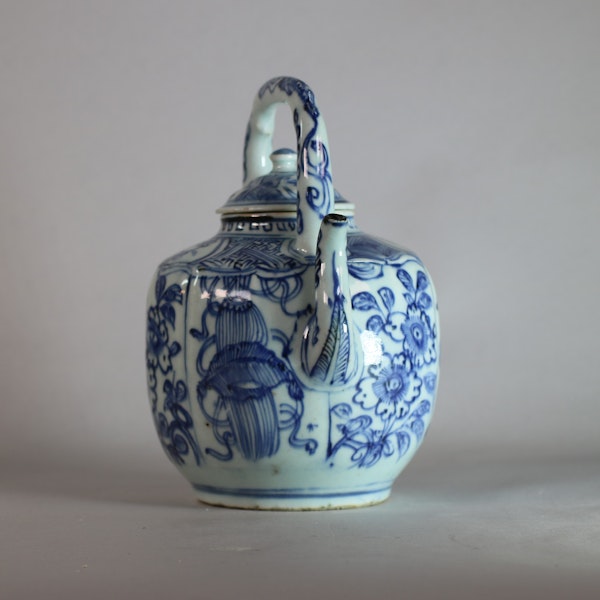 Chinese blue and white Kraak wine pot and cover, Wanli (1573-1619) - image 4