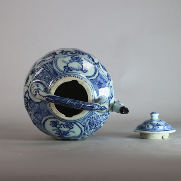 Chinese blue and white Kraak wine pot and cover, Wanli (1573-1619) - image 5