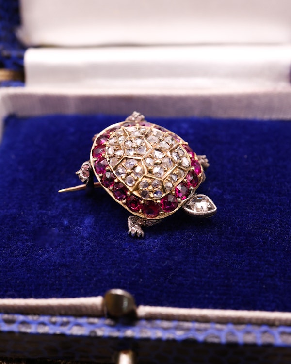 Downstairs at Grays: A very fine Ruby & Diamond Tortoise Brooch set in High Carat Yellow Gold, English, Circa 1905 - image 2