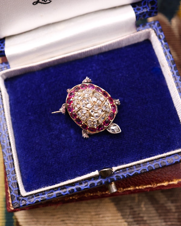 Downstairs at Grays: A very fine Ruby & Diamond Tortoise Brooch set in High Carat Yellow Gold, English, Circa 1905 - image 4