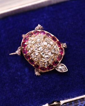 Downstairs at Grays: A very fine Ruby & Diamond Tortoise Brooch set in High Carat Yellow Gold, English, Circa 1905