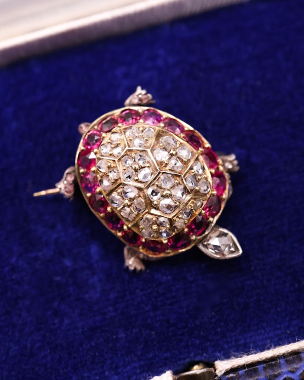Downstairs at Grays: A very fine Ruby & Diamond Tortoise Brooch set in High Carat Yellow Gold, English, Circa 1905 - image 1