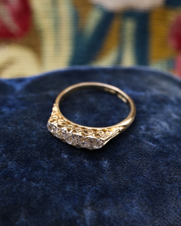Downstairs at Grays: A very fine 18ct. Yellow Gold (stamped), elaborately carved five stone Diamond Ring. English. Circa 1890 - image 2