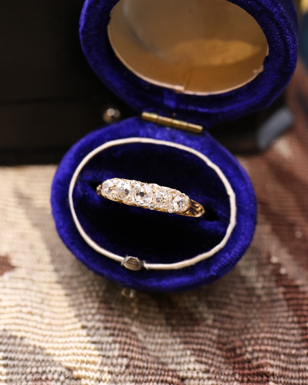 Downstairs at Grays: A very fine 18ct. Yellow Gold (stamped), elaborately carved five stone Diamond Ring. English. Circa 1890 - image 1
