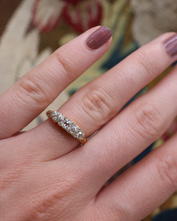 Downstairs at Grays: A very fine 18ct. Yellow Gold (stamped), elaborately carved five stone Diamond Ring. English. Circa 1890 - image 3