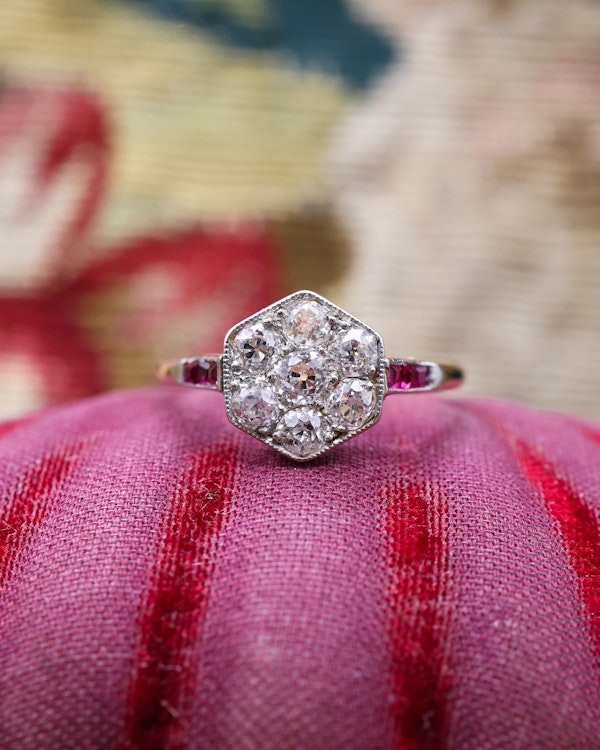 Downstairs at Grays: Platinum & 18ct Yellow Gold Diamond & Ruby Hexagon cluster ring, English Circa 1920 - image 3