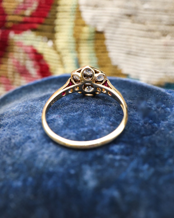 Downstairs at Grays: Platinum & 18ct Yellow Gold Diamond & Ruby Hexagon cluster ring, English Circa 1920 - image 4