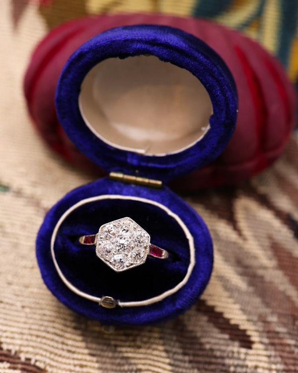 Downstairs at Grays: Platinum & 18ct Yellow Gold Diamond & Ruby Hexagon cluster ring, English Circa 1920 - image 2