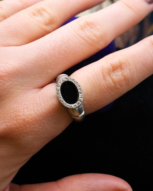 Downstairs at Grays: An 18ct (marked) Brushed White Gold Plaque Ring, with Oval Black Onyx, surrounded by a gallery of Single Cut Diamonds. Circa 1970 - image 3
