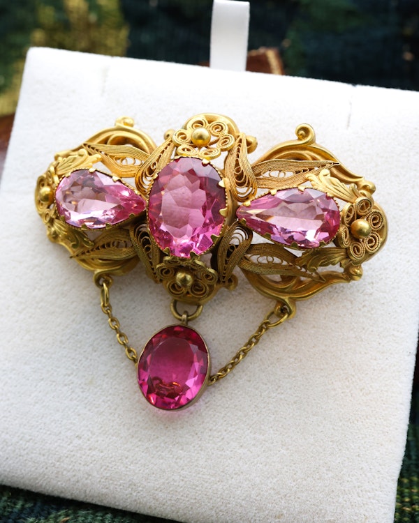 Downstairs at Grays: A very beautifully  Gilded "Trefoil" style Brooch in the Cannetille style with Pendant Drop and four Pink Paste stones. English Circa Circa 1830 - image 2