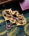 Downstairs at Grays: A very beautifully  Gilded "Trefoil" style Brooch in the Cannetille style with Pendant Drop and four Pink Paste stones. English Circa Circa 1830 - image 3
