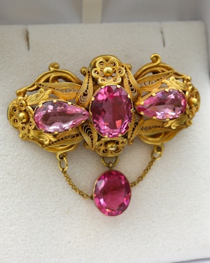 Downstairs at Grays: A very beautifully  Gilded "Trefoil" style Brooch in the Cannetille style with Pendant Drop and four Pink Paste stones. English Circa Circa 1830