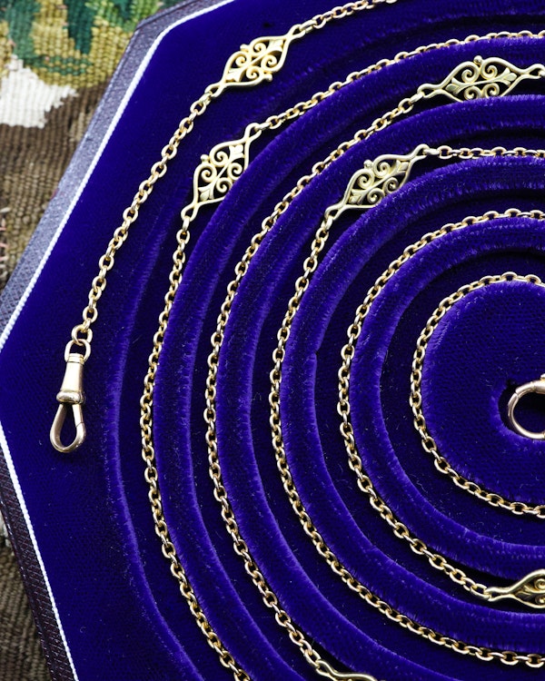 Downstairs at Grays: A very heavy 18 carat Yellow Gold Chain (tested), 65" Long Guard / Necklace, with eleven intermittent open lozenge designs, in the French style. 48.8 gr Circa 1890. - image 3