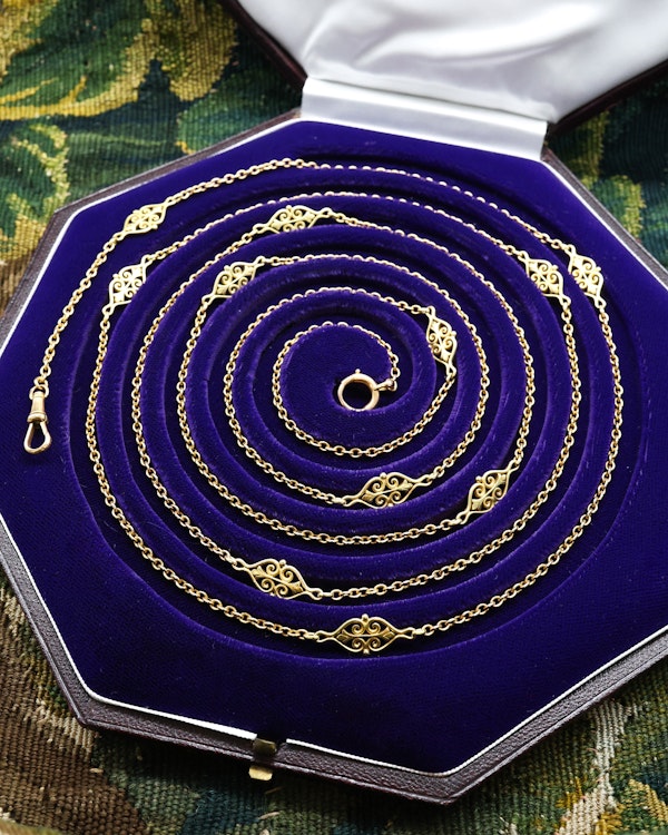 Downstairs at Grays: A very heavy 18 carat Yellow Gold Chain (tested), 65" Long Guard / Necklace, with eleven intermittent open lozenge designs, in the French style. 48.8 gr Circa 1890. - image 4