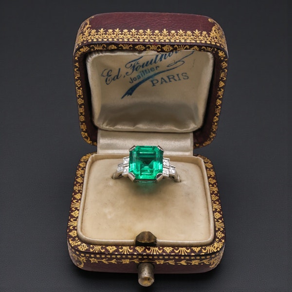 Beautiful 4.45ct Colombian Minor oil Emerald And Diamond Platinum Ring at Deco&Vintage Ltd - image 4