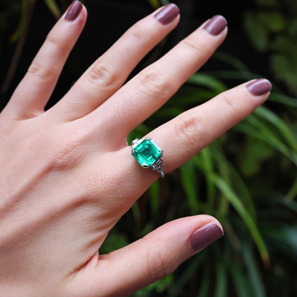 Beautiful 4.45ct Colombian Minor oil Emerald And Diamond Platinum Ring at Deco&Vintage Ltd - image 2