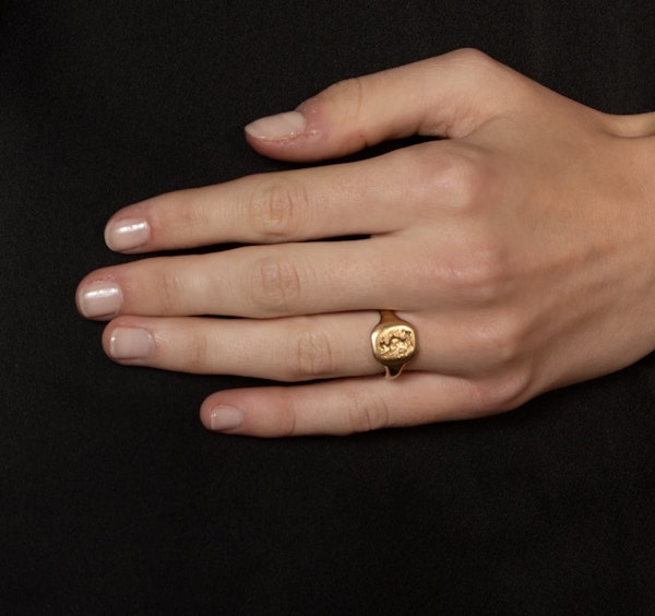 18ct Gold Unicorn Signet Ring- Spectrum Antiques - image 2