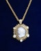 Downstairs at Grays: A very fine Hard stone (Carnelian), Cameo Pendant surrounded by five Natural Pearls and Diamonds in 15 carat (tested), Yellow Gold. Circa 1870 - image 3