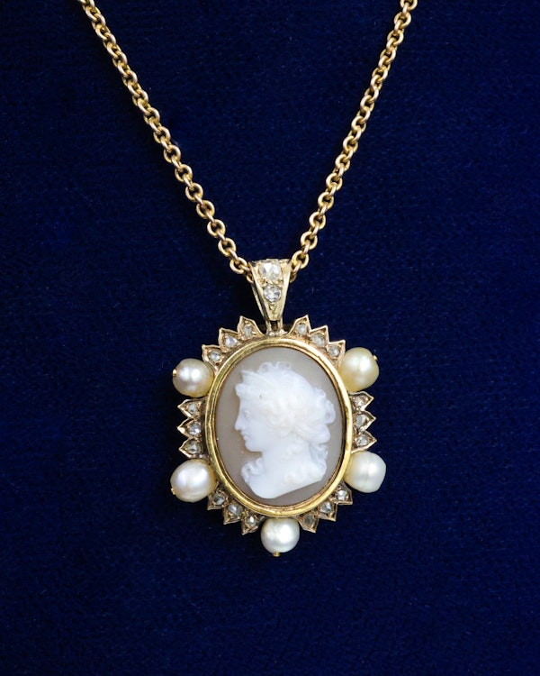 Downstairs at Grays: A very fine Hard stone (Carnelian), Cameo Pendant surrounded by five Natural Pearls and Diamonds in 15 carat (tested), Yellow Gold. Circa 1870 - image 3