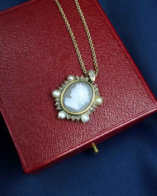 Downstairs at Grays: A very fine Hard stone (Carnelian), Cameo Pendant surrounded by five Natural Pearls and Diamonds in 15 carat (tested), Yellow Gold. Circa 1870 - image 4