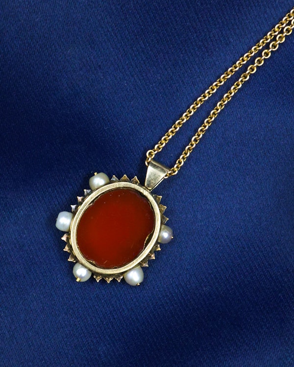 Downstairs at Grays: A very fine Hard stone (Carnelian), Cameo Pendant surrounded by five Natural Pearls and Diamonds in 15 carat (tested), Yellow Gold. Circa 1870 - image 5