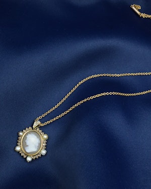 Downstairs at Grays: A very fine Hard stone (Carnelian), Cameo Pendant surrounded by five Natural Pearls and Diamonds in 15 carat (tested), Yellow Gold. Circa 1870