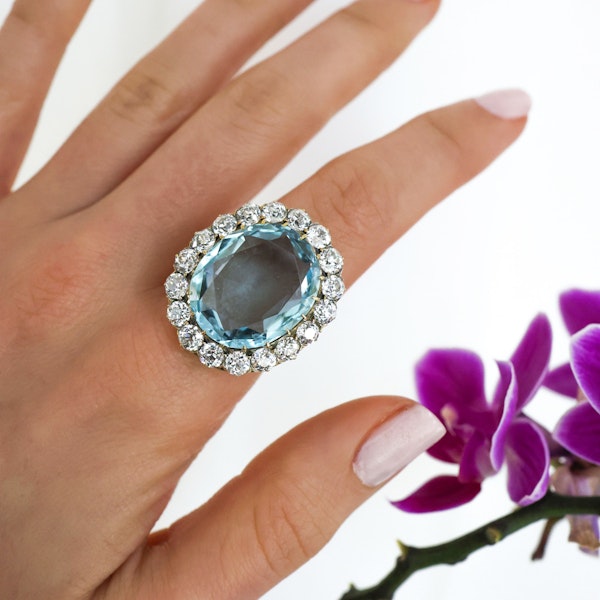 Vintage Aquamarine, Diamond and 18ct Gold Cluster Ring, 14.00 Carats - image 2
