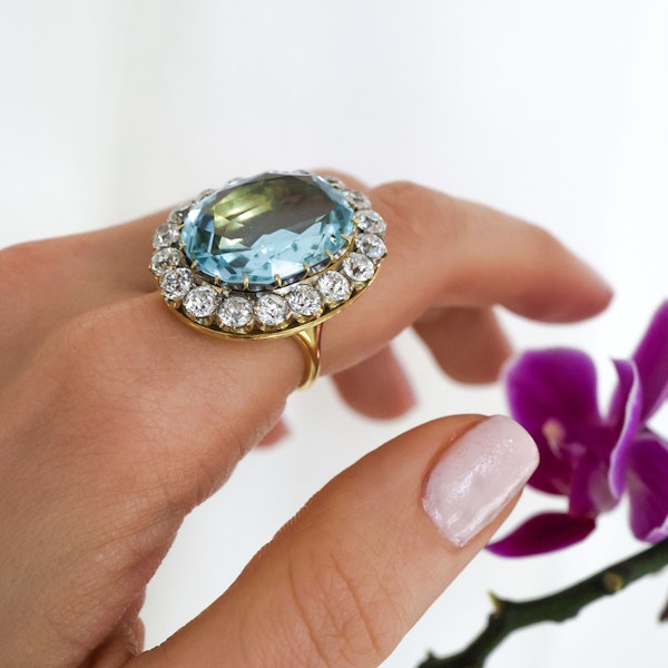 Vintage Aquamarine, Diamond and 18ct Gold Cluster Ring, 14.00 Carats - image 4