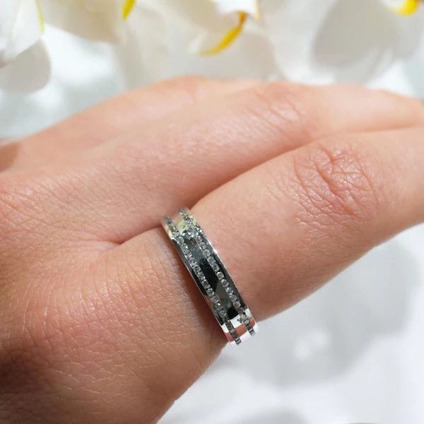 18ct White Gold Eternity / Wedding Ring - image 7