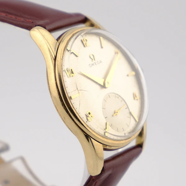 Gold Omega Ref. 923 vintage wristwatch - image 3