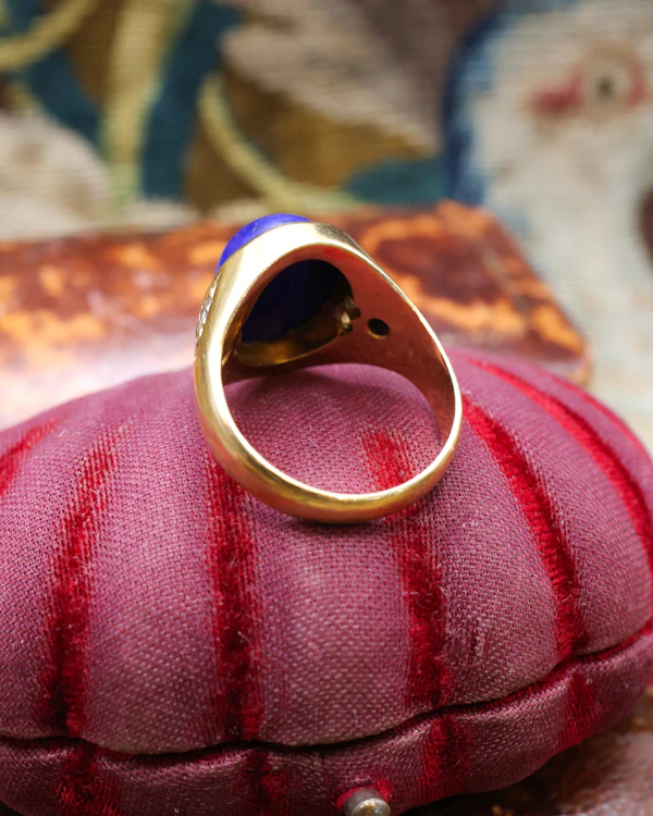 Downstairs at Grays: A very fine 18 Carat Yellow Gold, Cabochon Lapis Lazuli & Diamond Signet Ring. Circa 1980 - image 4
