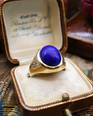 Downstairs at Grays: A very fine 18 Carat Yellow Gold, Cabochon Lapis Lazuli & Diamond Signet Ring. Circa 1980
