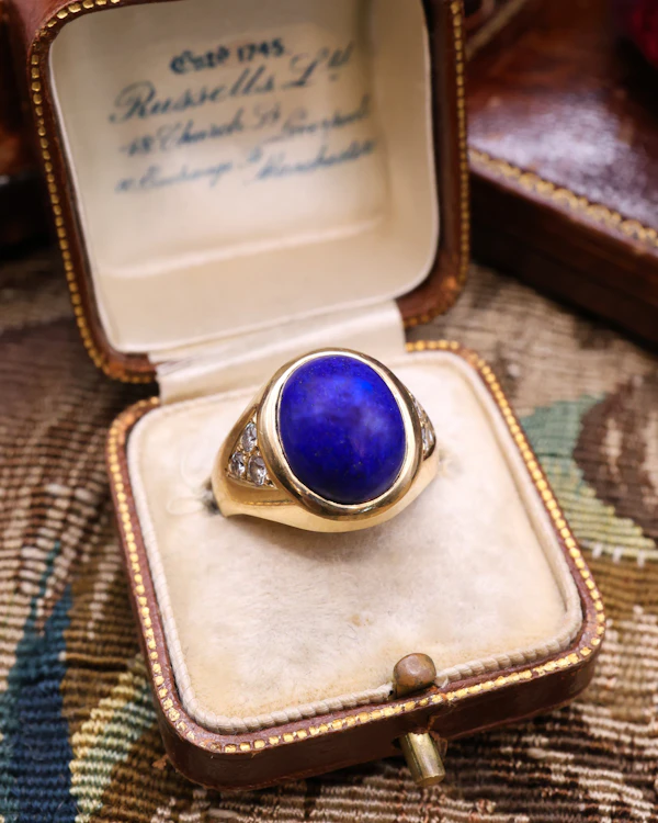 Downstairs at Grays: A very fine 18 Carat Yellow Gold, Cabochon Lapis Lazuli & Diamond Signet Ring. Circa 1980 - image 3