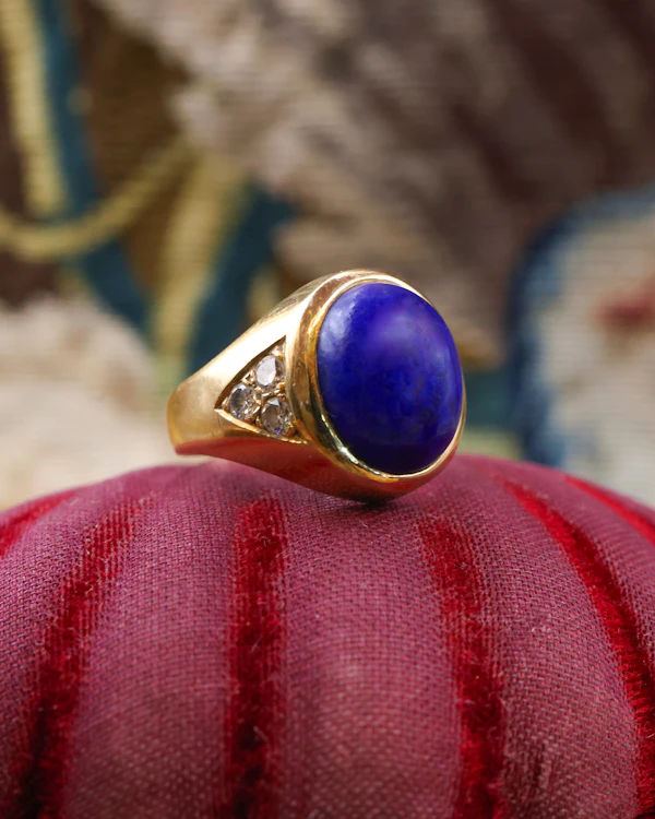 Downstairs at Grays: A very fine 18 Carat Yellow Gold, Cabochon Lapis Lazuli & Diamond Signet Ring. Circa 1980 - image 2