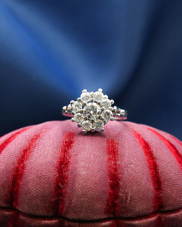 Downstairs at Grays: A very fine Platinum (950), & Palladium Cluster Ring, raised claw set with 1.20 Carats of G - H Colour, SI1 Clarity Diamonds. Mid - Late 20th Century. - image 3