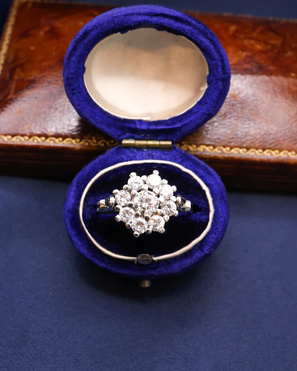 Downstairs at Grays: A very fine Platinum (950), & Palladium Cluster Ring, raised claw set with 1.20 Carats of G - H Colour, SI1 Clarity Diamonds. Mid - Late 20th Century. - image 1