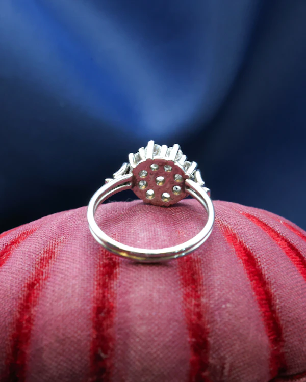 Downstairs at Grays: A very fine Platinum (950), & Palladium Cluster Ring, raised claw set with 1.20 Carats of G - H Colour, SI1 Clarity Diamonds. Mid - Late 20th Century. - image 4