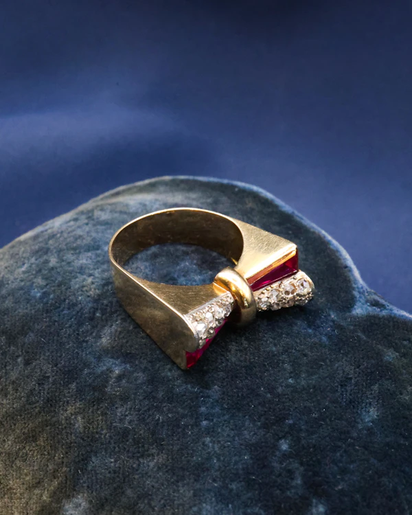Downstairs at Grays: 18ct Yellow Gold, Diamonds & Synthetic Ruby Bow Shaped Ring wth French Marks, circa 1940 - image 3