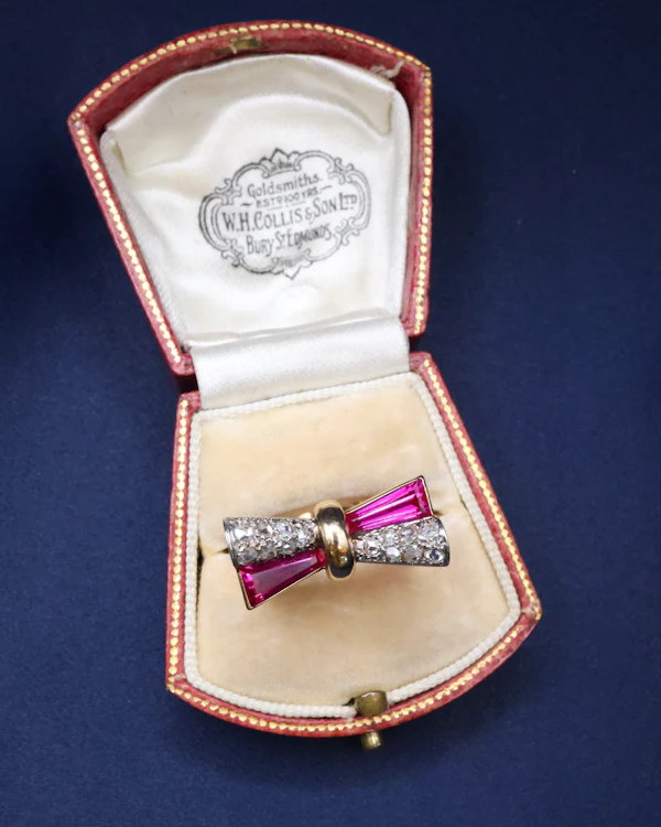 Downstairs at Grays: 18ct Yellow Gold, Diamonds & Synthetic Ruby Bow Shaped Ring wth French Marks, circa 1940 - image 1