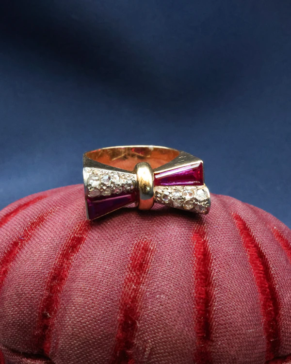 Downstairs at Grays: 18ct Yellow Gold, Diamonds & Synthetic Ruby Bow Shaped Ring wth French Marks, circa 1940 - image 2