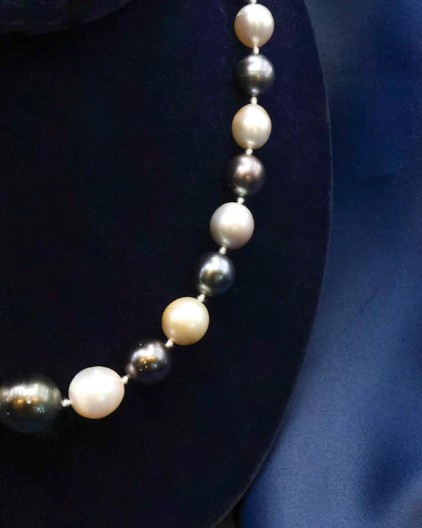 Downstairs at Grays: A Beautiful Dark and Light Grey to White Orient Graduated Cultured Pearl Necklace with an 18ct. White Gold (stamped), Spherical Clasp. Pre-Owned Circa 1990 - image 2