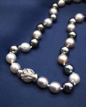 Downstairs at Grays: A Beautiful Dark and Light Grey to White Orient Graduated Cultured Pearl Necklace with an 18ct. White Gold (stamped), Spherical Clasp. Pre-Owned Circa 1990
