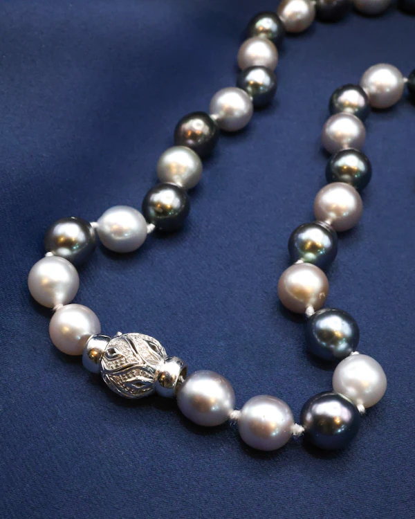 Downstairs at Grays: A Beautiful Dark and Light Grey to White Orient Graduated Cultured Pearl Necklace with an 18ct. White Gold (stamped), Spherical Clasp. Pre-Owned Circa 1990 - image 3
